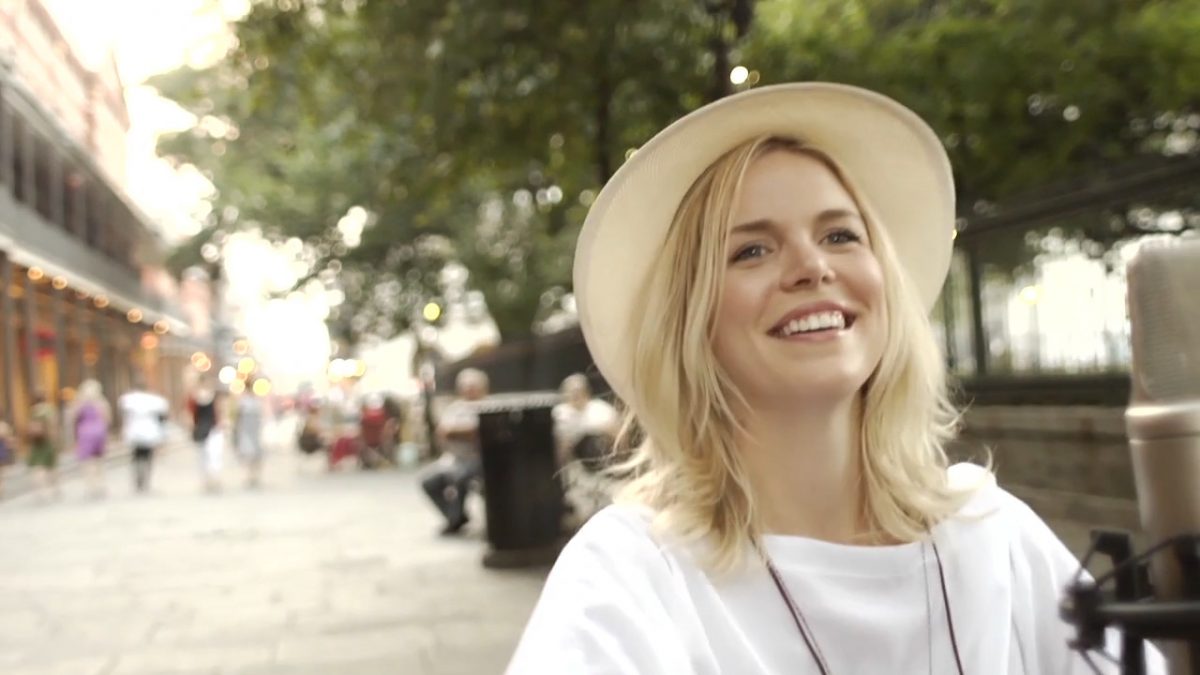 43566995-00_24_02_26-still011